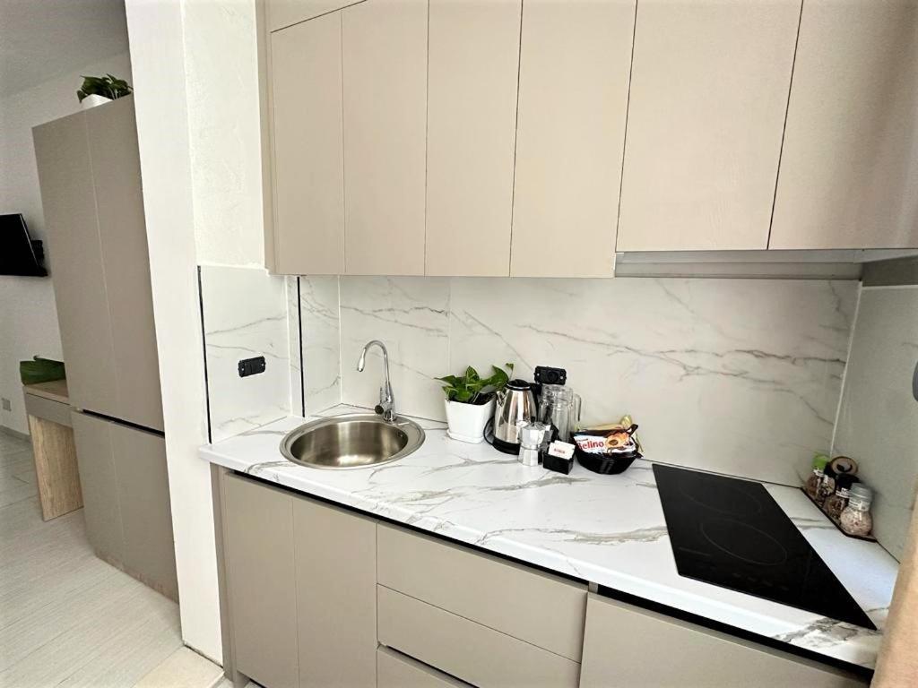 Savi Accomodations - TRB Vlorë Esterno foto